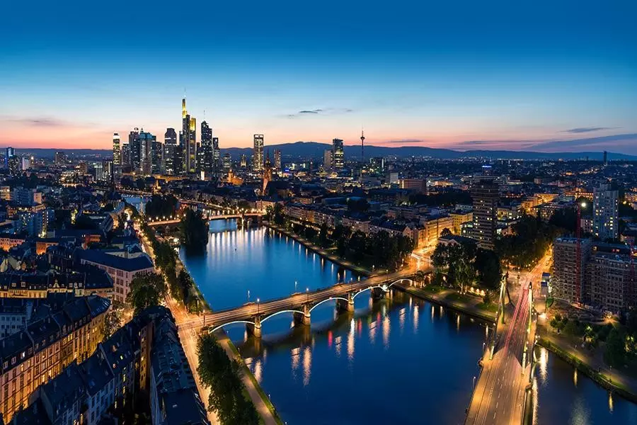 Frankfurt is not only a major financial hub, but a metropolis full of history, traditions and wintertime charm